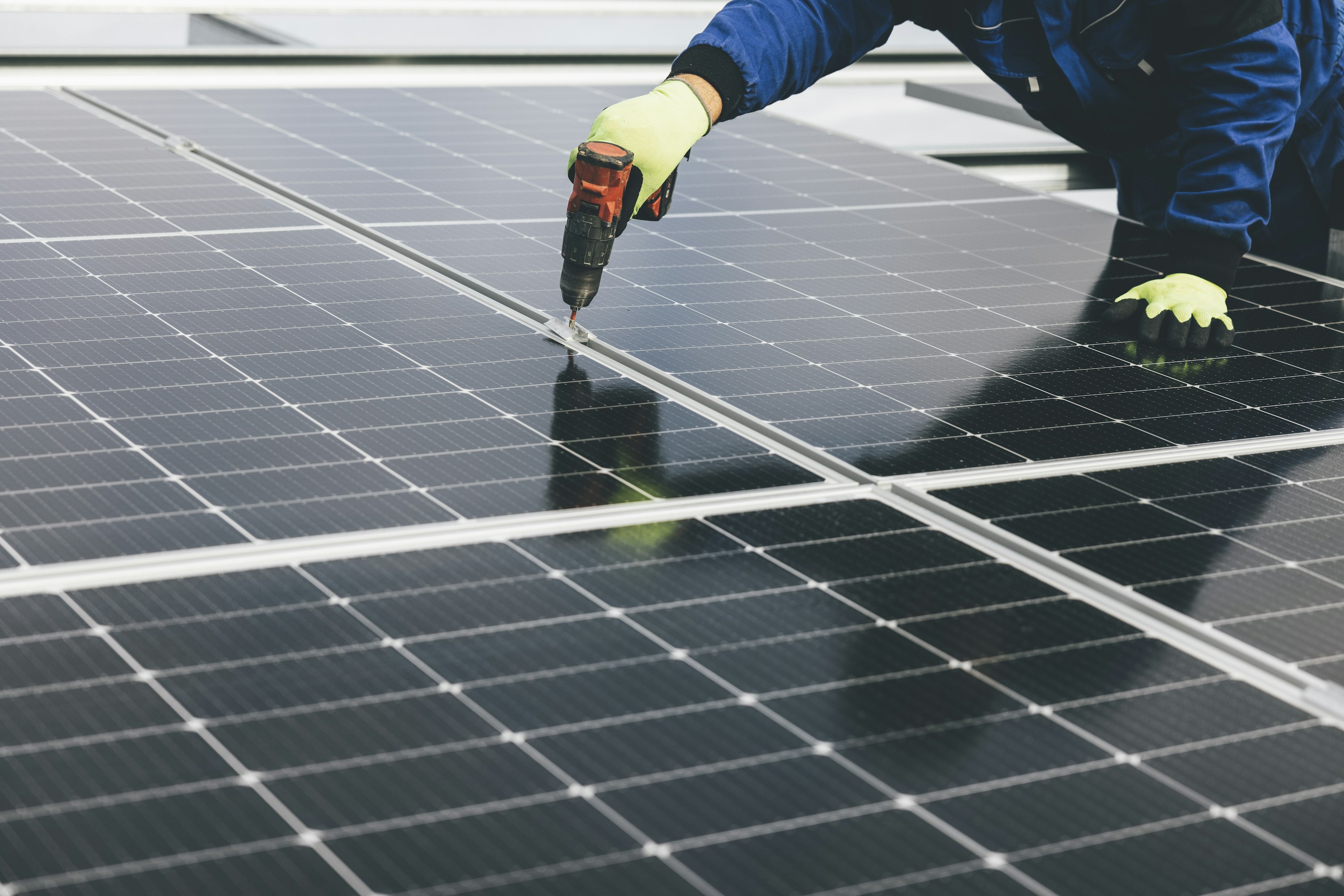 Installateur fixant un module photovoltaïque